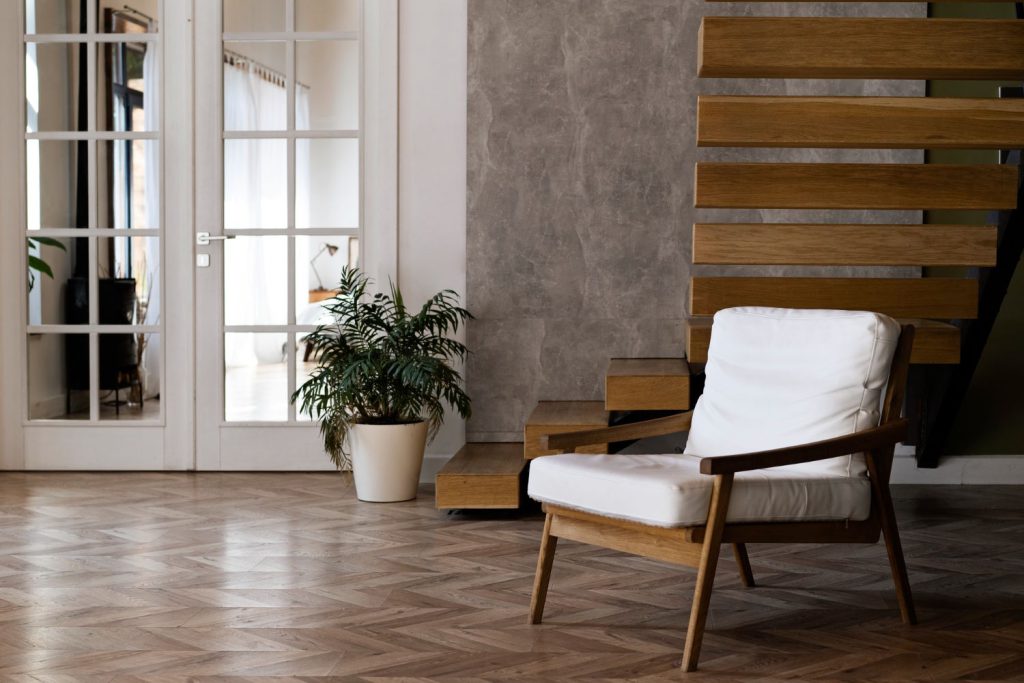 Podłogi z drewnianych desek są jednym z najbardziej eleganckich i trwałych rozwiązań, które można zastosować w każdym wnętrzu