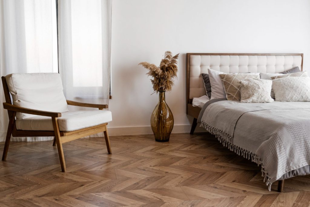 Podłogi z drewnianych desek są jednym z najbardziej eleganckich i trwałych rozwiązań, które można zastosować w każdym wnętrzu