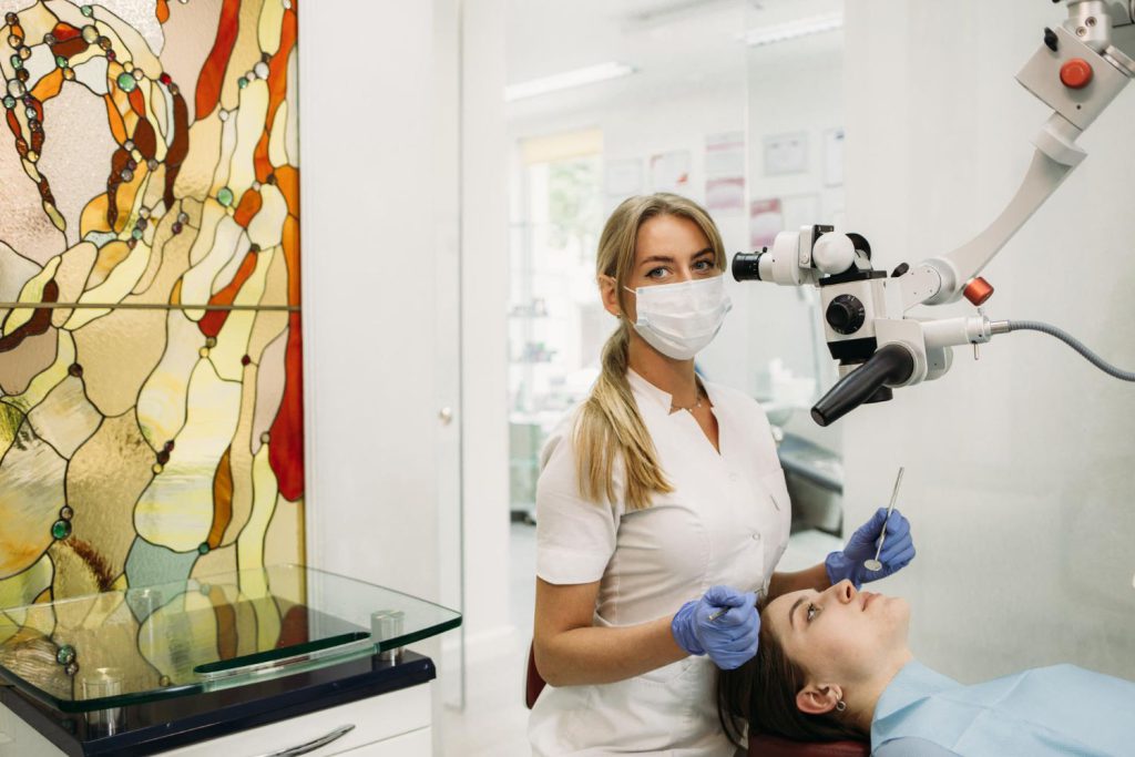 Mikroskop dentystyczny to narzędzie, które rewolucjonizuje podejście do diagnostyki oraz terapii stomatologicznej.