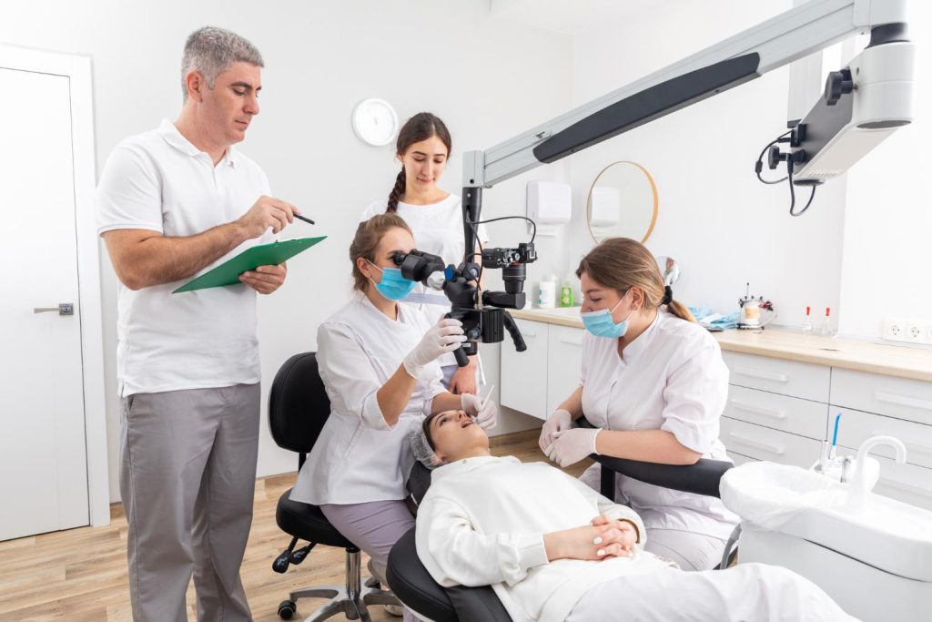 Mikroskop stomatologiczny to urządzenie optyczne, które umożliwia stomatologom oglądanie jamy ustnej i zębów w dużym powiększeniu