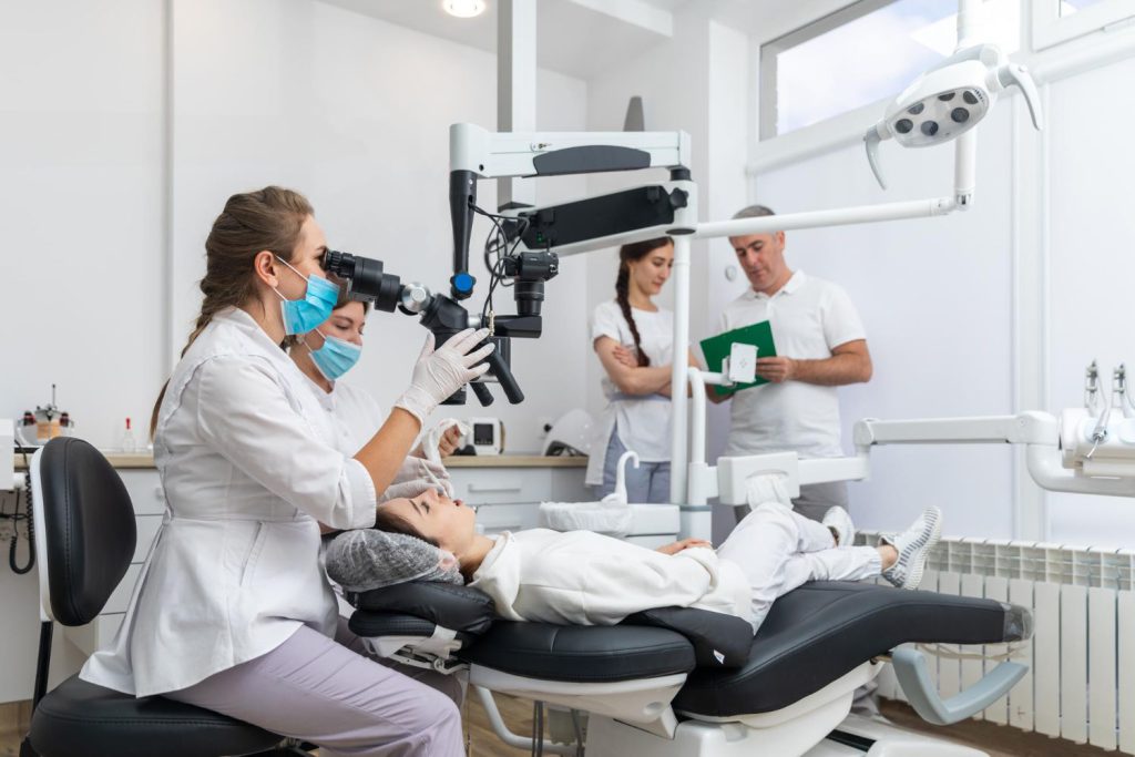 Mikroskop stomatologiczny to urządzenie optyczne, które umożliwia stomatologom oglądanie jamy ustnej i zębów w dużym powiększeniu