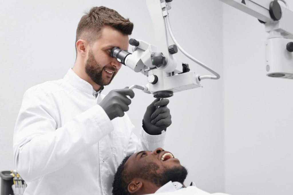 Zabiegi stomatologiczne pod mikroskopem to coraz popularniejsza metoda leczenia zębów, która zapewnia precyzję i skuteczność na najwyższym poziomie